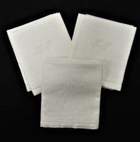 Suite de SIX SERVIETTES en coton damassé chiffré MP.