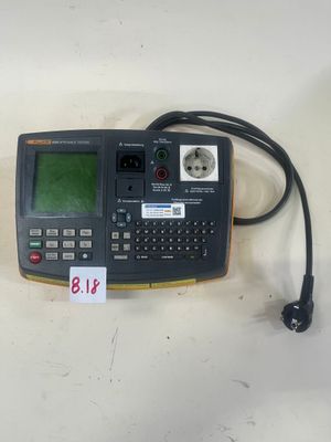 une image représentant une calculatrice posée sur une table