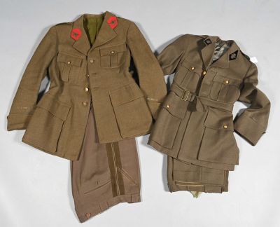 une paire d'uniformes : celui d'un soldat et celui d'une femme en uniforme