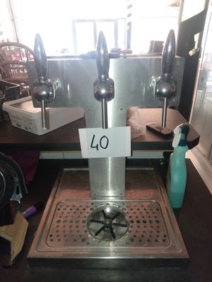 une photo d'un distributeur de bière en acier inoxydable posé sur un comptoir