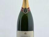 une bouteille de champagne posée sur une table