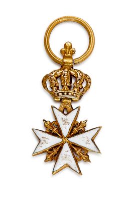 Gros plan sur une médaille d'or ornée d'une couronne