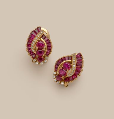 une paire de boucles d'oreilles à clip en rubis et diamants