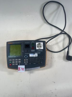 une image représentant une calculatrice reliée à un câble