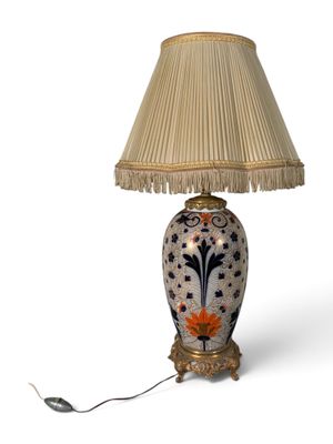 une lampe posée sur une table et munie d'un abat-jour