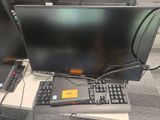 deux écrans et un ordinateur portable posés sur un bureau