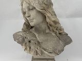 buste en marbre représentant une femme aux cheveux longs tenant un oiseau dans la main