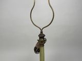une lampe à l'ancienne avec un pied en métal et un abat-jour en verre vert