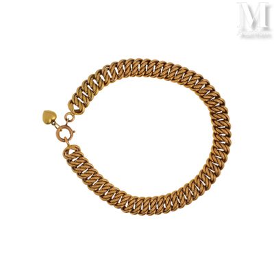 gros plan d'un bracelet en chaîne en or sur fond blanc