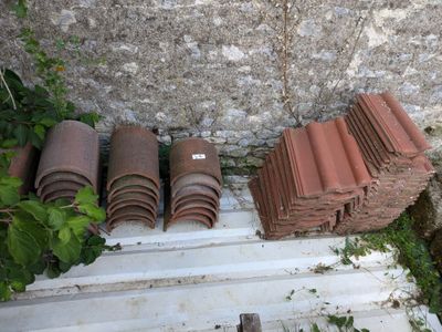 de nombreux types de tuiles éparpillées sur le sol