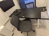 un bureau équipé d'un écran d'ordinateur et d'un clavier