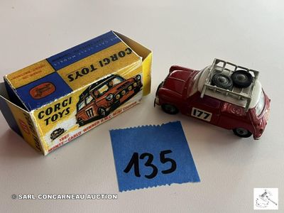 une petite voiture miniature et une petite boîte posées sur une table