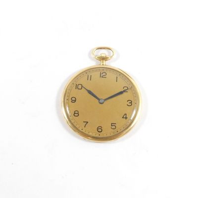 une montre de poche en or sur une surface blanche