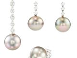 un assortiment de bijoux en perles et en diamants sur fond blanc