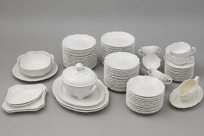 beaucoup de vaisselle et de tasses blanches sur la table