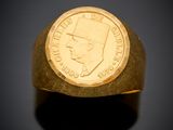 Gros plan sur une bague en or ornée d'une pièce de monnaie