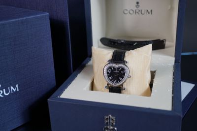 une montre qui se trouve dans une boîte contenant une montre