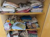 une armoire remplie de vêtements pliés
