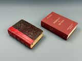 deux livres posés l'un à côté de l'autre sur une table