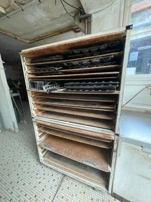 un vieux meuble en bois sur lequel sont posés de nombreux papiers