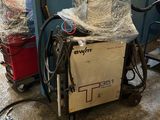 une machine posée par terre à côté d'un chariot