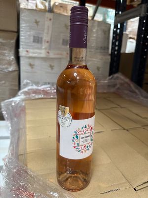 une bouteille de vin posée sur une table
