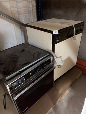 une cuisinière et un réfrigérateur dans une pièce