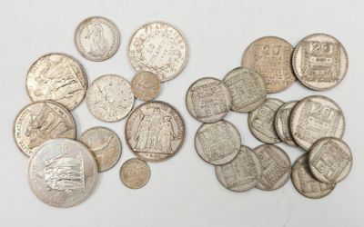 quelques pièces d'argent posées les unes à côté des autres sur une table