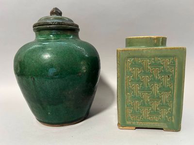 deux vases verts posés l'un à côté de l'autre sur une surface blanche
