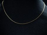 un collier à chaîne en or sur un mannequin mannequin mannequin mannequin mannequin mannequin mannequin mannequin mannequin mannequin