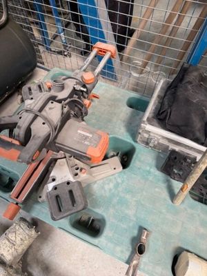 une photo d'un établi avec des outils dessus