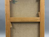 un cadre en bois contenant une image sur fond gris