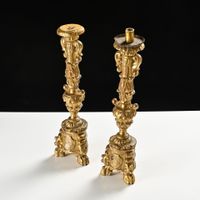 Paire de bougeoirs en bois sculpté et doré, monogrammée (photo 2)