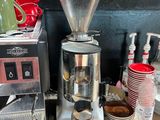 un moulin à café posé sur le plan de travail d'une cuisine