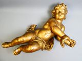 une statue en or représentant un bébé allongé par terre