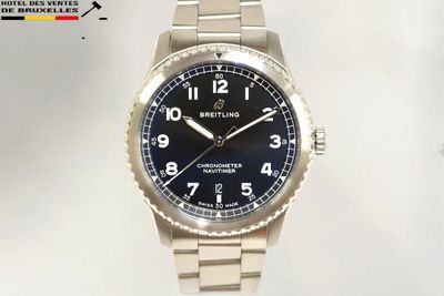 une montre posée sur une surface blanche