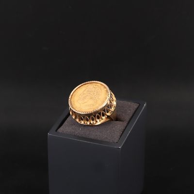 une image représentant une pièce d'or posée sur une boîte noire