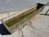 un bac en béton contenant une substance verte