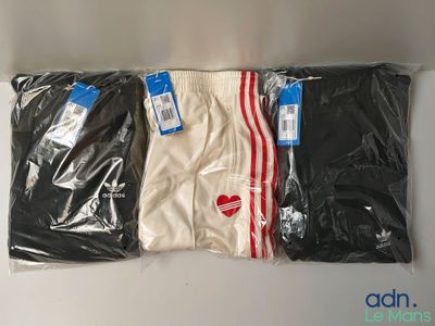 trois paires de boxers pour homme, en noir, blanc et rouge