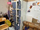 une pièce dans laquelle se trouvent plusieurs cartons et une chaise