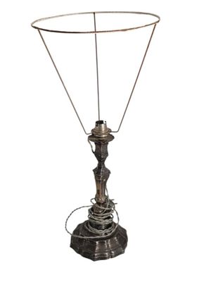 an image of a lamp that is sitting on a table