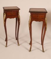 Suite de quatre tables d'appoint de forme galbée toutes face… (photo 6)