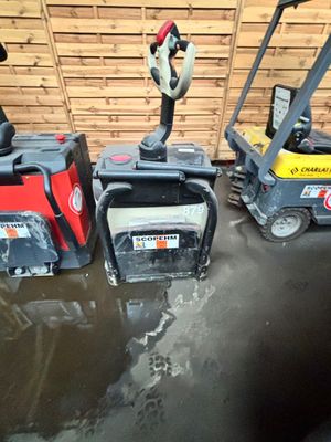 trois types différents de machines qui se trouvent dans le garage