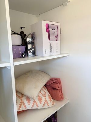 une étagère contenant beaucoup d'objets