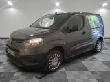 la camionnette grise est garée sur un sol en damier dans le garage
