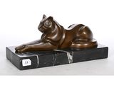 sculpture en bronze représentant un chat allongé sur un socle en marbre noir