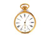 une montre de poche en or avec des chiffres romains sur le cadran