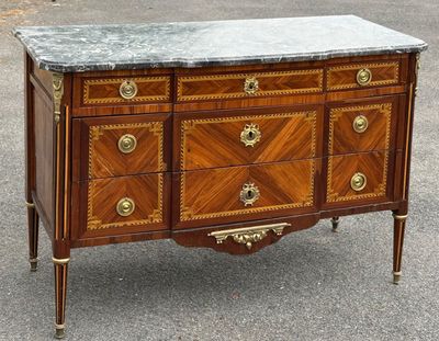 une commode avec un plateau en marbre posé dessus