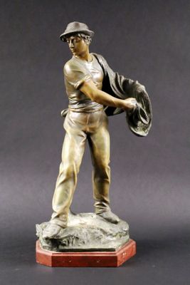 statue en bronze représentant un homme tenant un chapeau et un gant de baseball