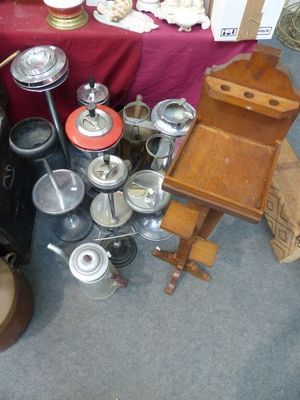 une table sur laquelle sont posés différents objets